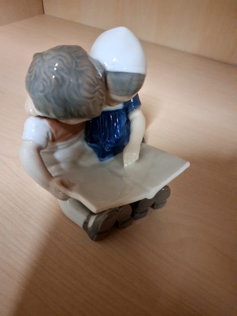 Læsende børn porcelænsfigur